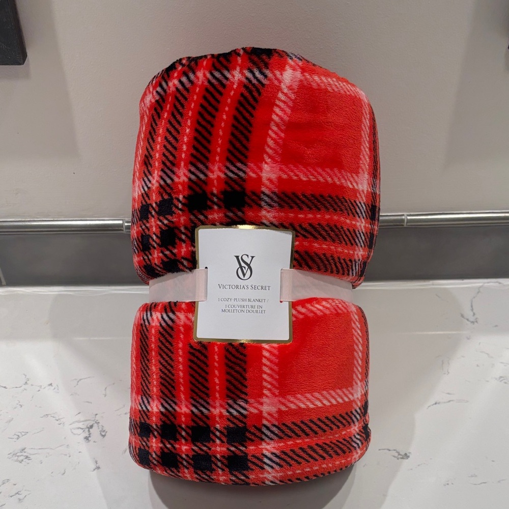 NWT Victoria's Secret Cozy Plush Blanket